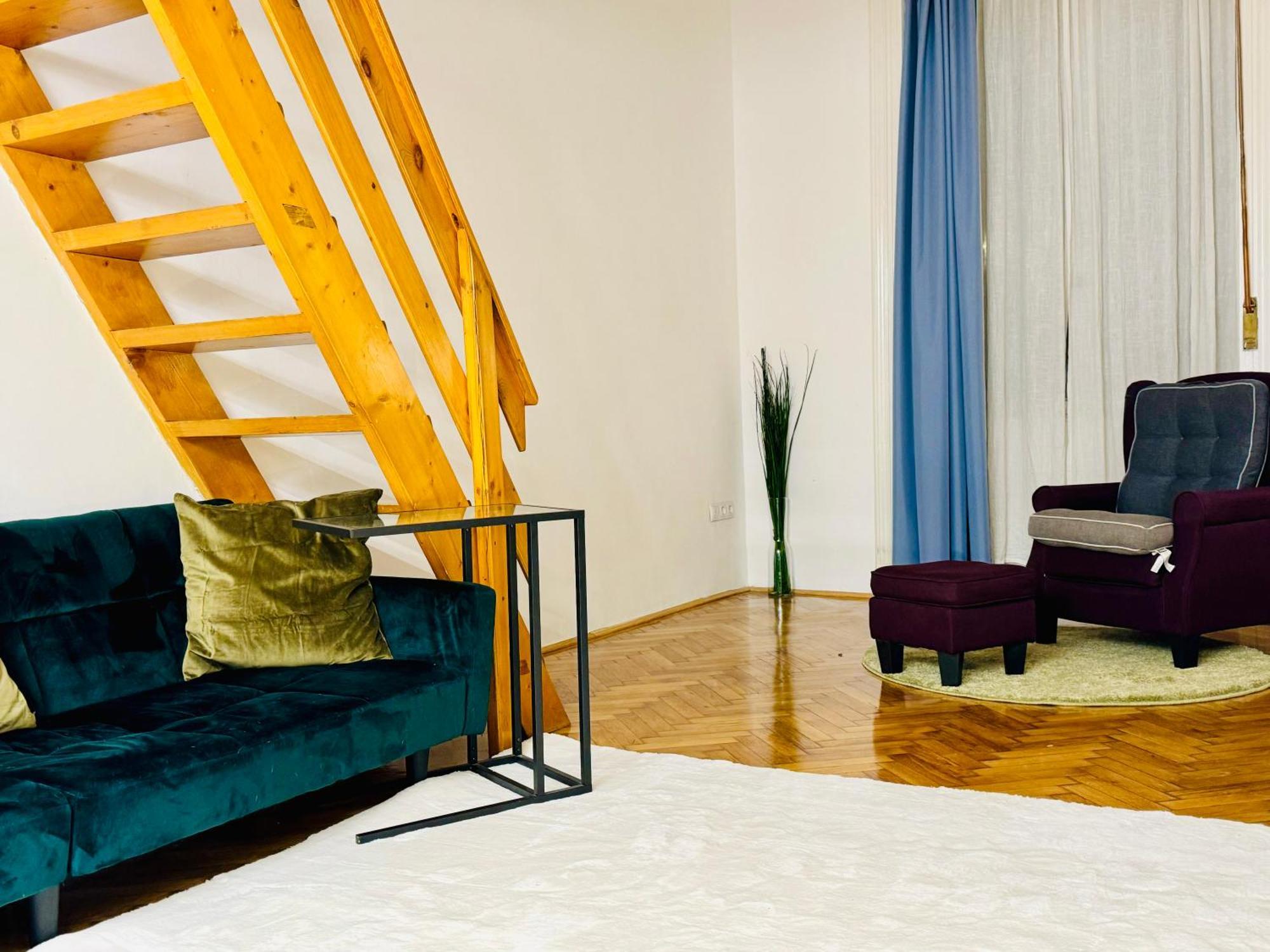 Vibrant Center Apartment *