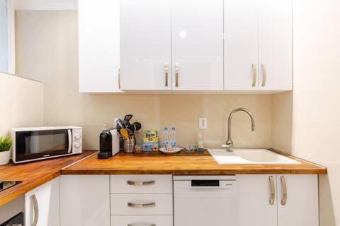 Vibrant Center Apartment *